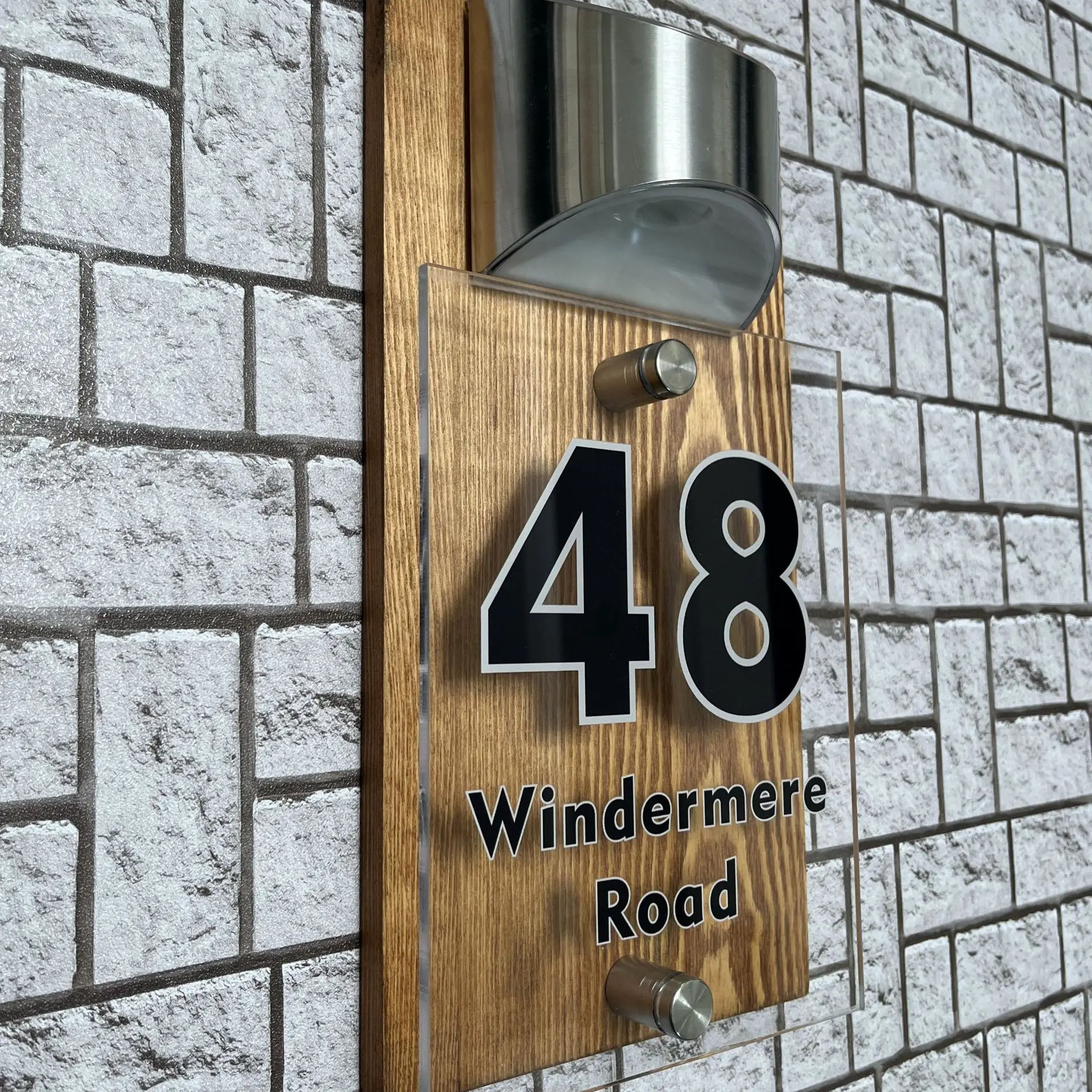 

LED-Lit Wooden House Sign – Personalized Door Plate for Home & Family Name