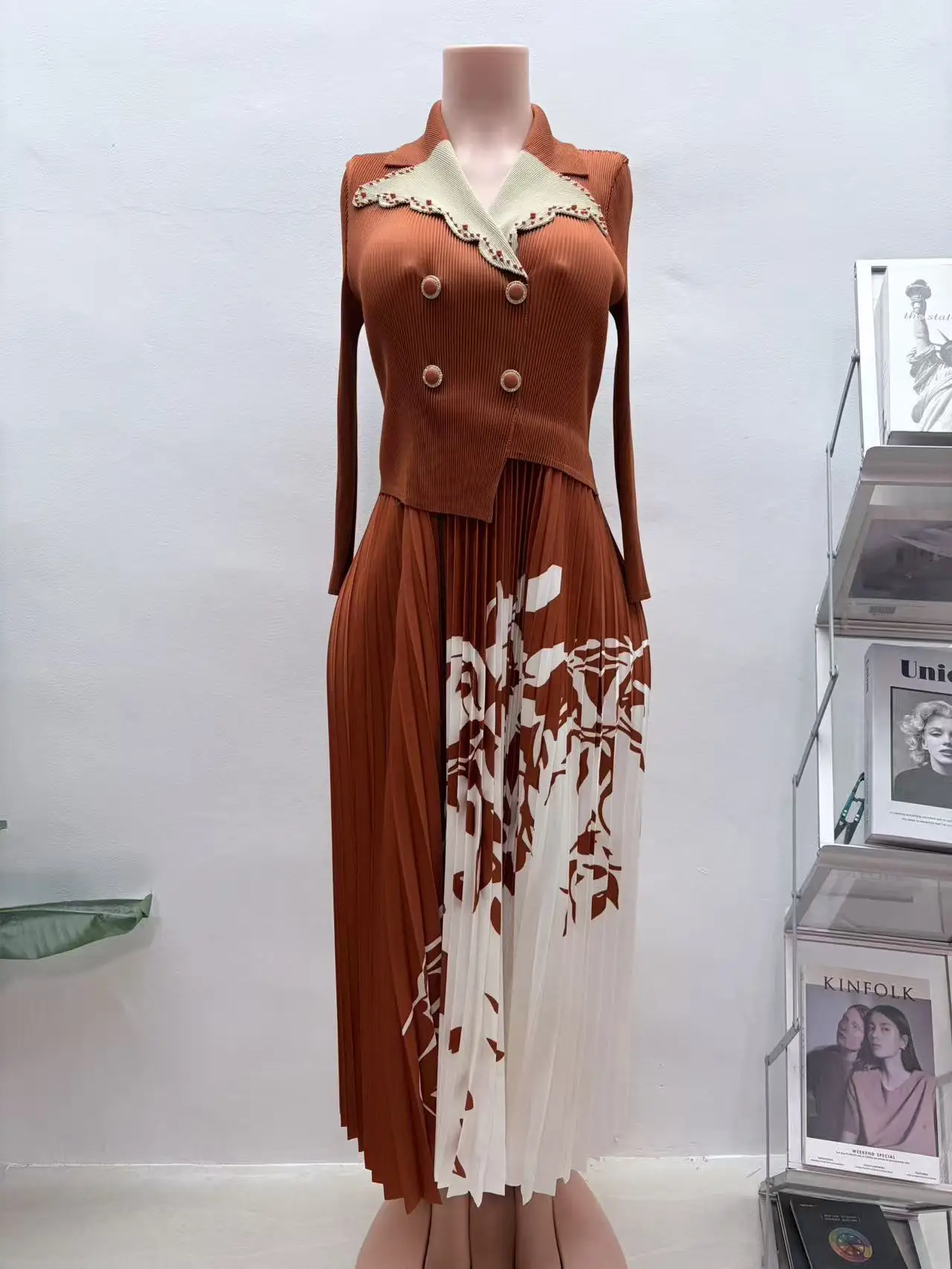 

2025 Autumn New Miyake Pleated Medium and Long Dress Suit Collar Fashion Temperament Thin Printed Dress Women's Clothing