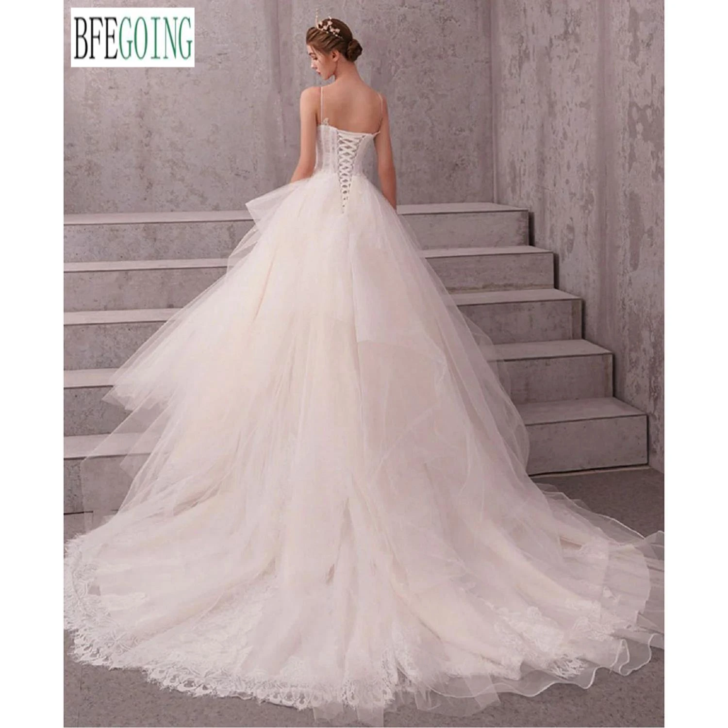 Lace Appliques A-Line Wedding Dresses Chapel Train Custom Made Bridal Gowns Spaghetti Straps Sleeveless Tulle