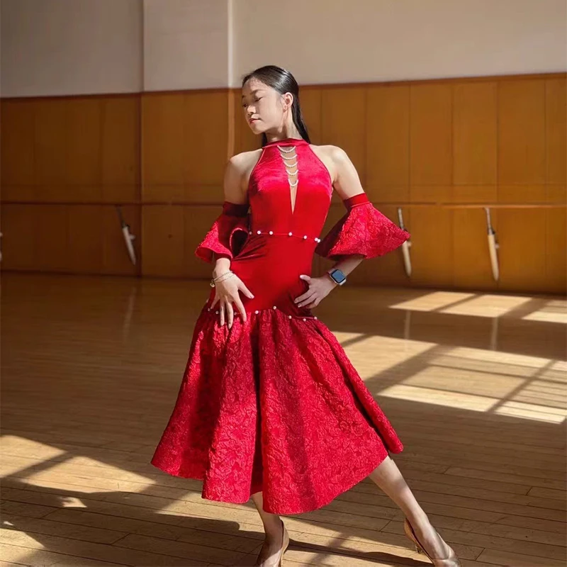 Vestido de baile de salón para mujer, vestido rojo con cuello colgante, terciopelo corto con perlas, vestido de escenario moderno para mujer adulta, DN18465, 2024