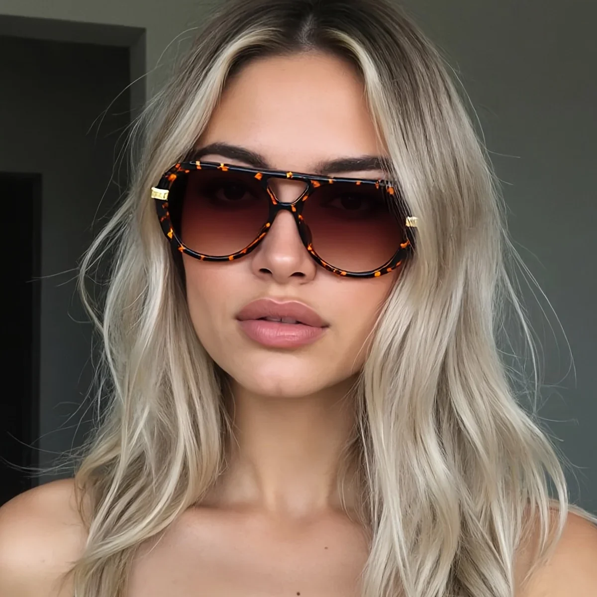

2025 New in Fashion Style Sunglasses for Women Women Glasses Brown Gradient Lenses Decorative Glasses Glasses Women