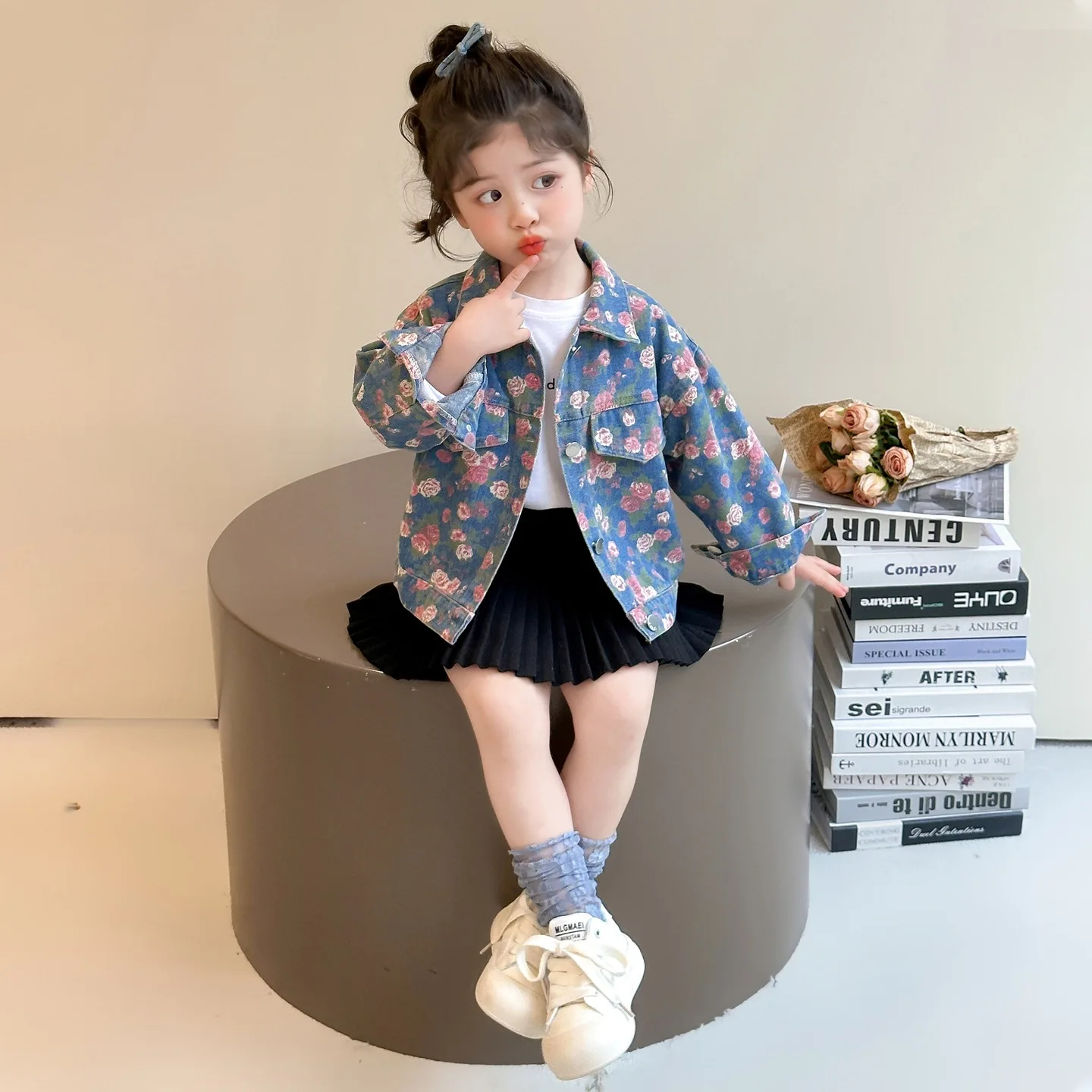 ملابس خارجية للفتيات للربيع والخريف سترة من قماش الدنيم مطبوعة بالكامل على شكل زهرة النسخة الكورية سترة عصرية يومية كاجوال وأنيقة