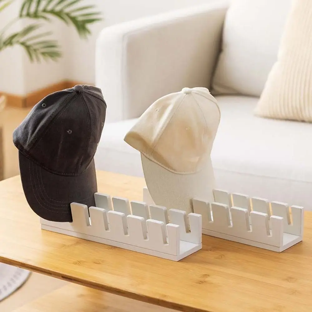 Estante de exhibición de gorra de béisbol de madera de estilo europeo, ahorro de espacio con ranura para tarjetas, estante de exhibición de sombrero con protección solar, organizador de sombrero blanco