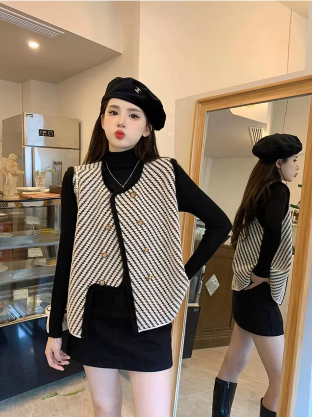 

Ladies' Small Fragrance Style Diagonal Stripe Knitted Vest Outerwear Spring Autumn Irregular Knitted Sweater Low round Neck S...