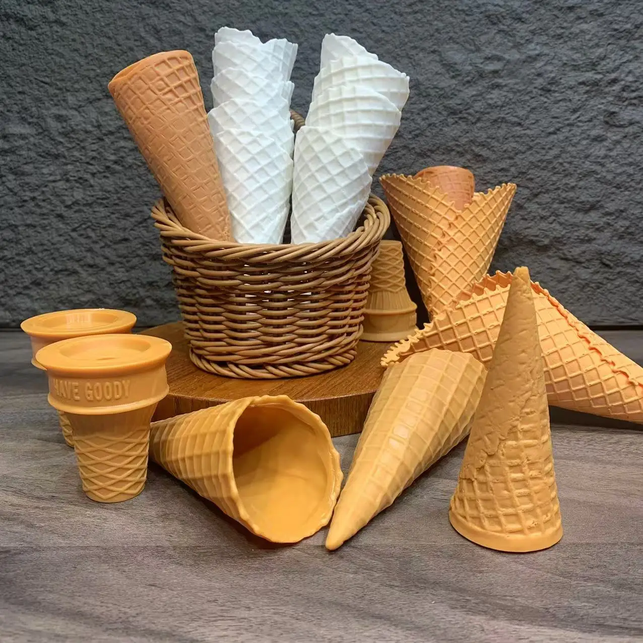 3/10/50 Stück gefälschte Eistüten – 5,1 Zoll realistische Waffelkegelmodelle, Gelb und Weiß, dekorative Anzeige, Dessert-Requisiten