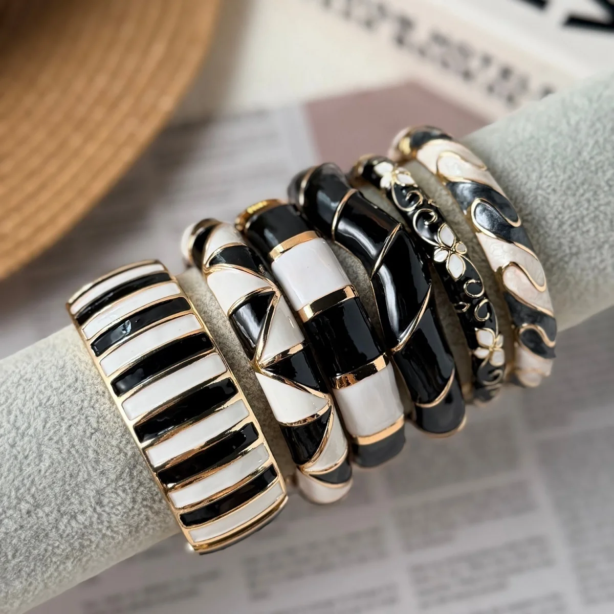 Vintage Schwarz-Weiß Gesplittete Emaille-Manschettenarmbänder für Damen und Herren, Punk Geometrisches Blumenmuster, Wellenförmiger Bambus-Gelenk-Armreif Schmuck – Detail 27