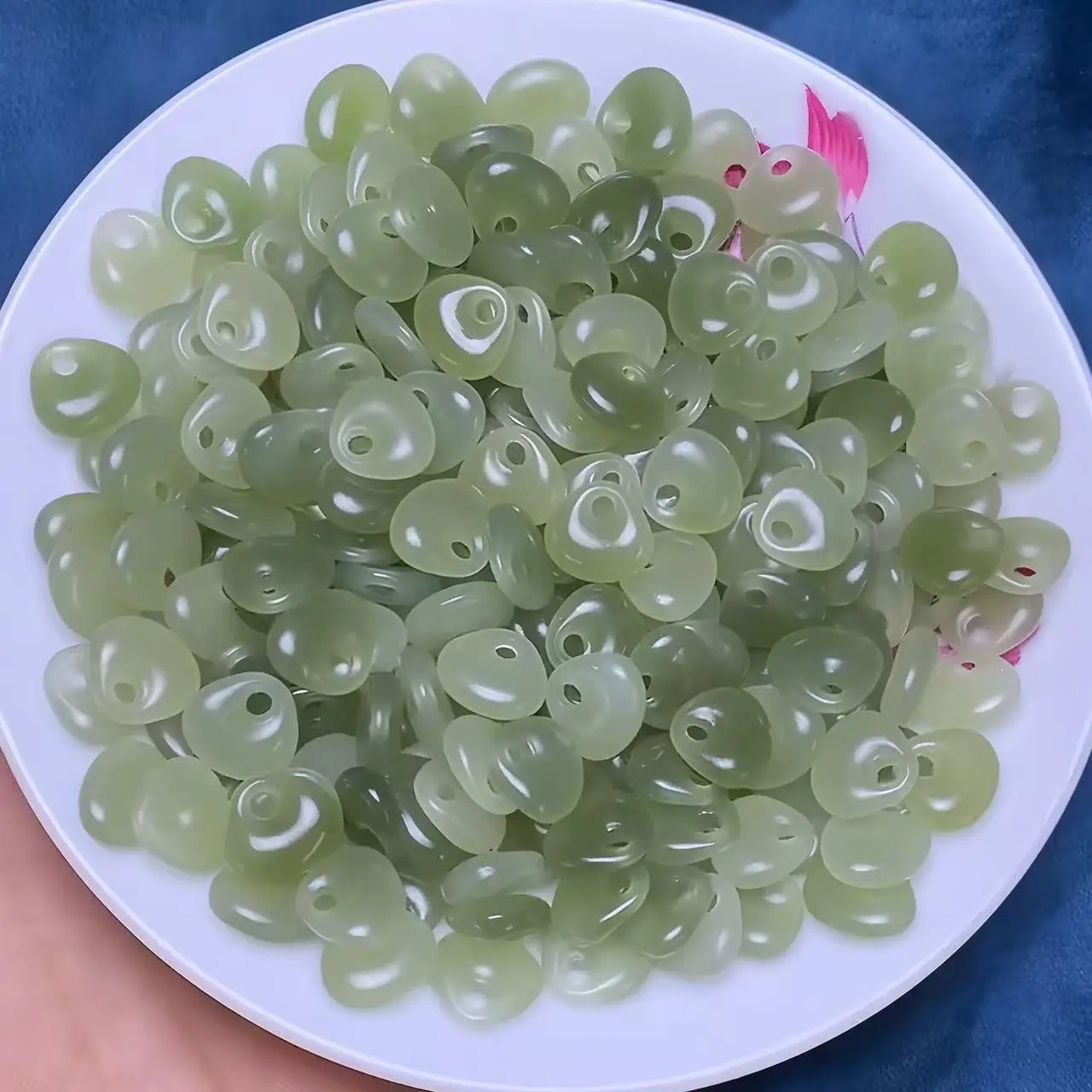 

Natural Hetian jade Qinghai material bag lock pendant hole for men and women to send to friends