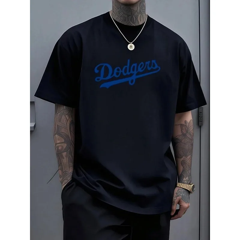 Camiseta para hombre con emblema de los Dodgers en azul intenso que celebra la herencia atemporal del béisbol y el orgullo del equipo.