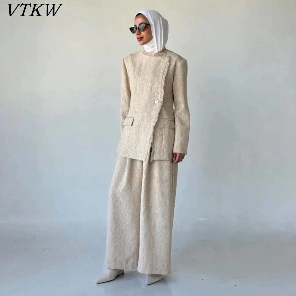 

VTKW Однотонный костюм с длинными рукавами и круглым вырезом с бахромой, свободный комплект весны 2025 года, соответствующий комплект, который универсальный, подходит для мероприятий