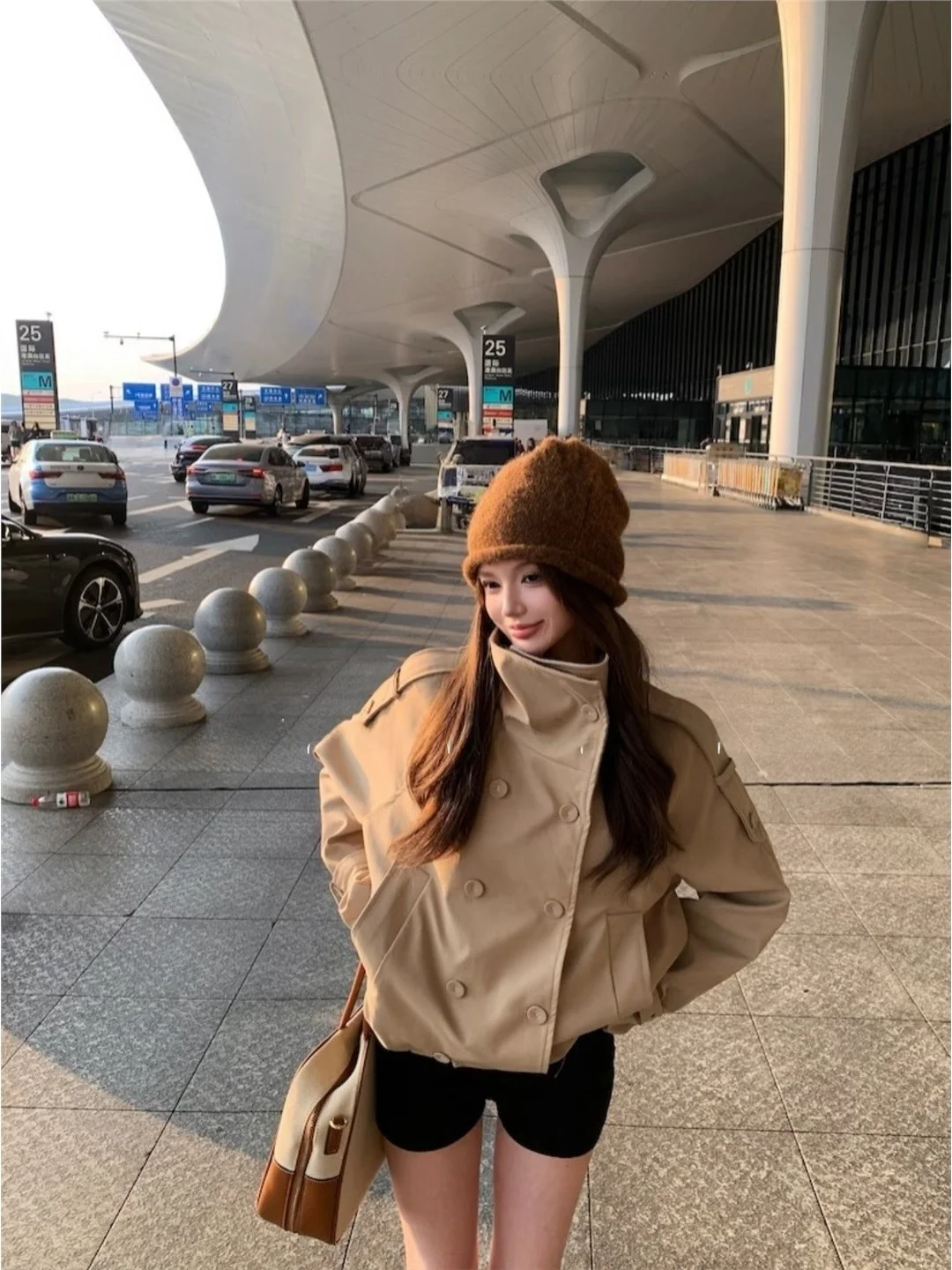 

Короткая двубортная ветровка с воротником-стойкой, женская, с плиссированным подолом, свободного кроя, от китайского бренда, осенняя коллекция