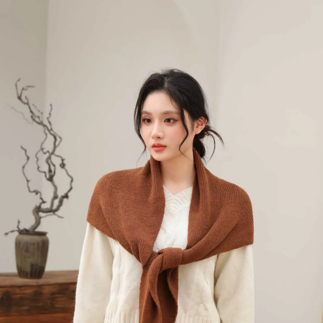 

Personalized Hairball Triangle Knitted Scarf Women Warm Neck Protection Versatile Atmosphere Shawl