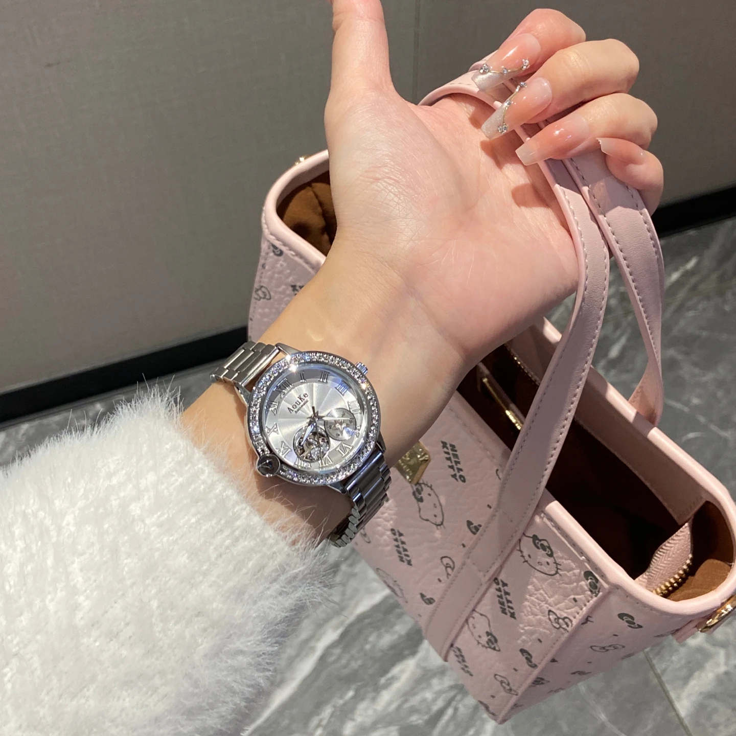 2025 ساعة ميكانيكية مجوفة جديدة للنساء مزاجه فاخر كامل الماس الميكانيكية ساعة نسائية عادية موضة ساعة هدية