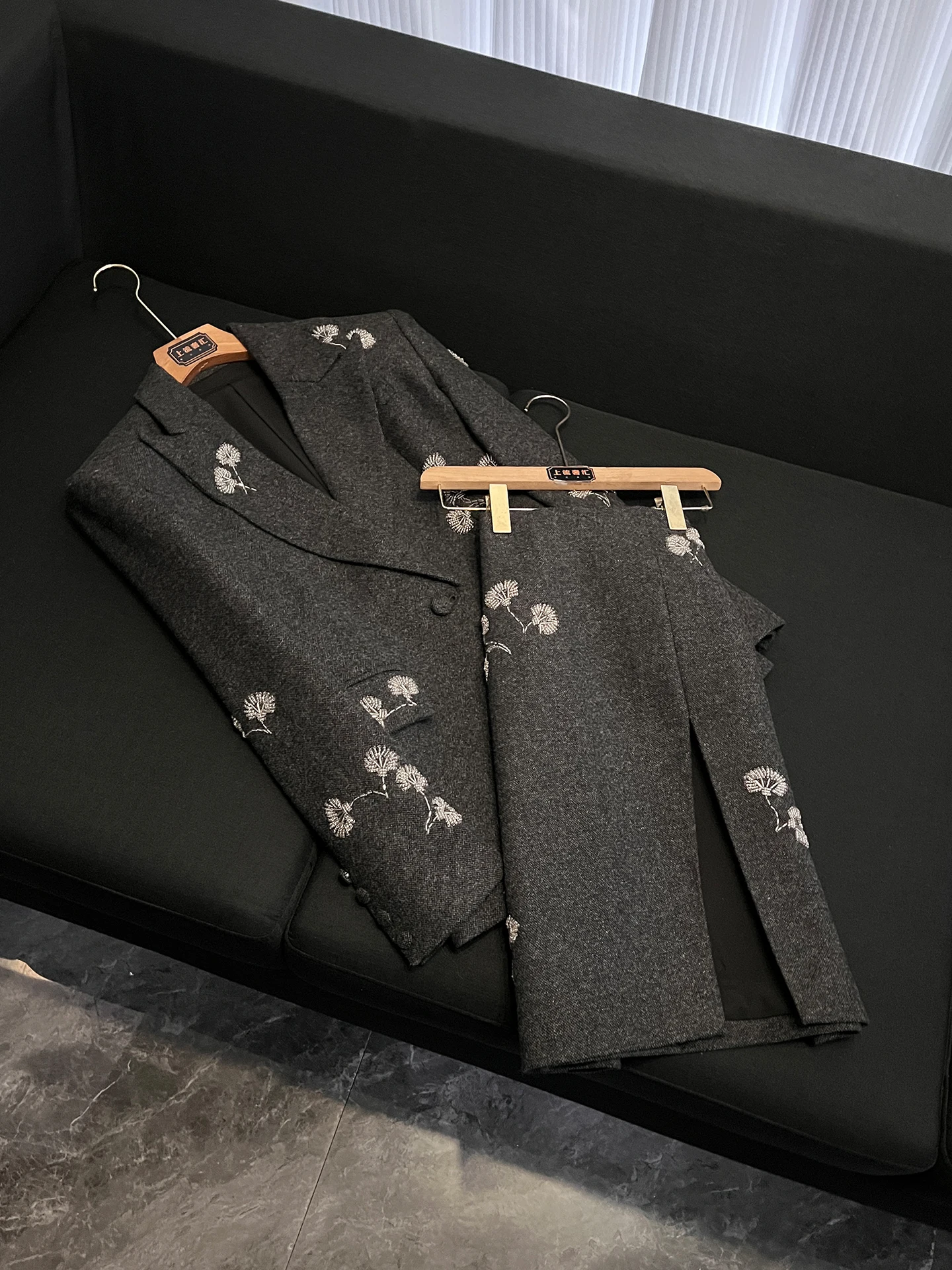 

Вышитый комплект-костюм свободного кроя средней длины с цветочным узором для женщин, весенний сезон, модная повседневная одежда, китайский бренд