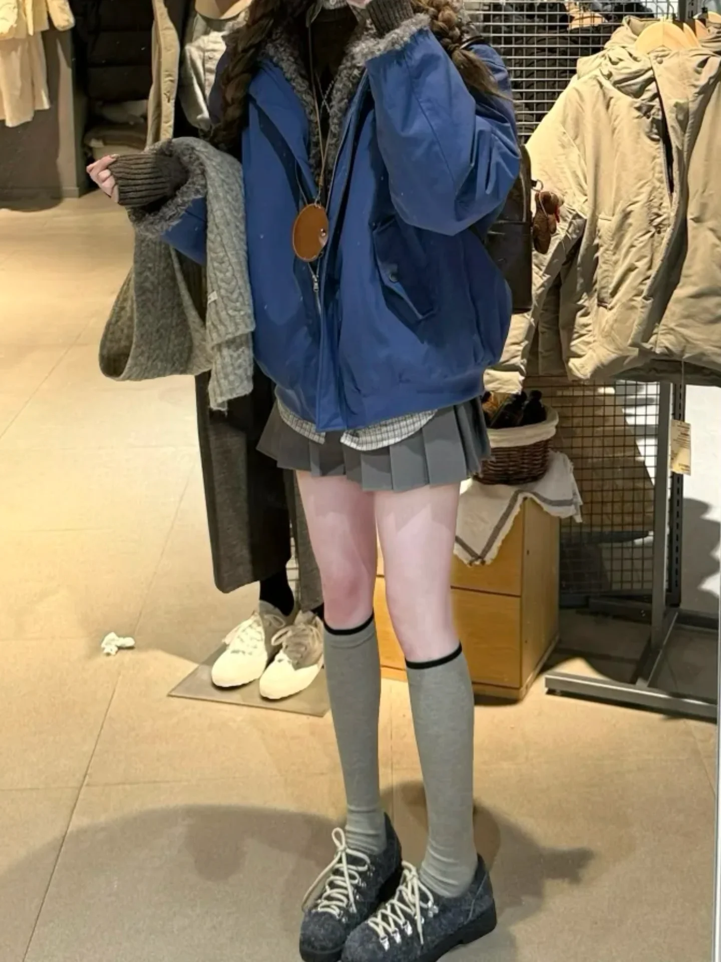 meias-legging-de-la-acima-do-joelho-caneladas-finas-com-blocos-de-cor-estilo-sereia-e-estilo-colegial-colecao-inicio-da-primavera-2026