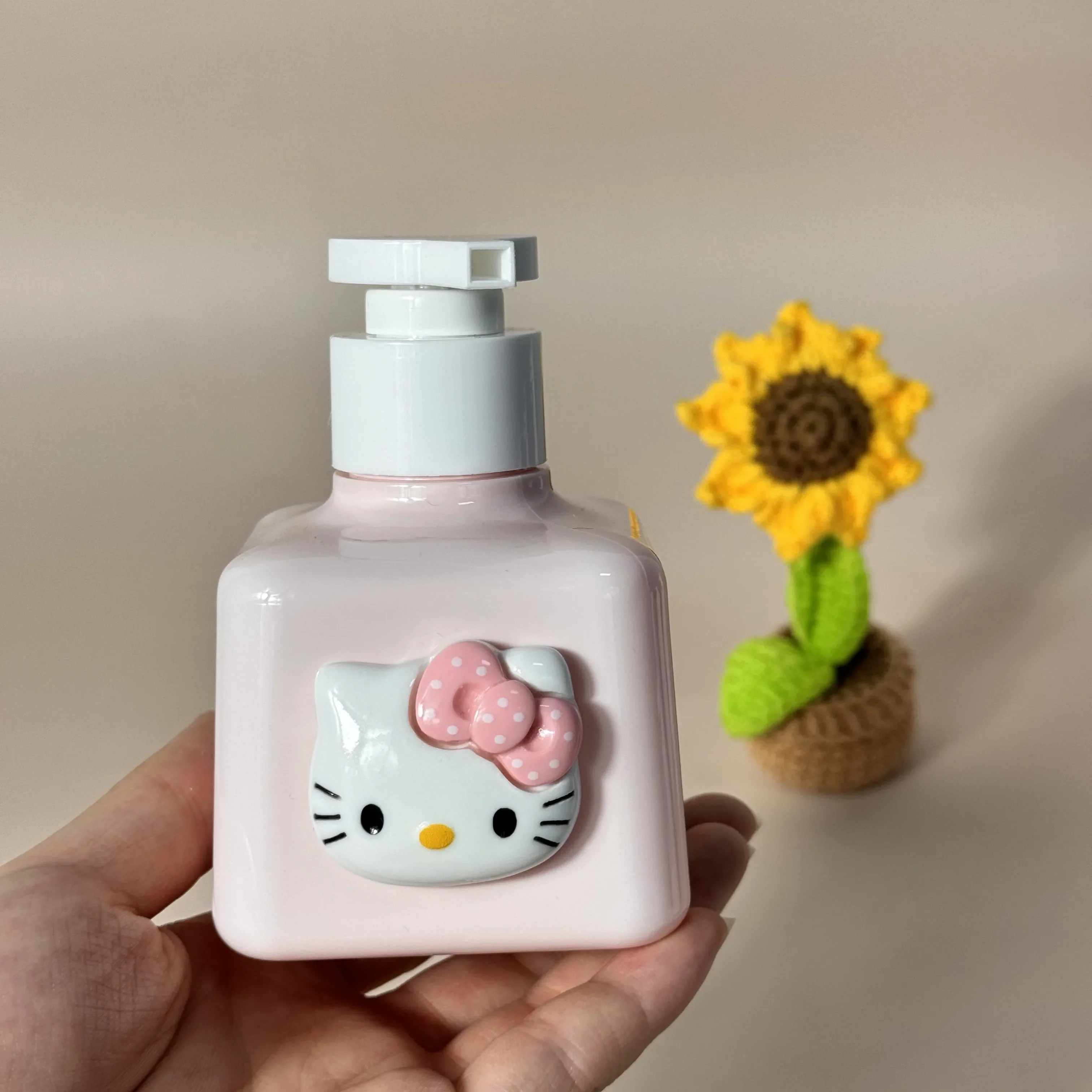 200/300 مللي سانريو مرحبا كيتي الكرتون المحمولة إعادة الملء مضخة موزع زجاجة Kawaii الحمام الصابون غسول الصحافة الحاويات