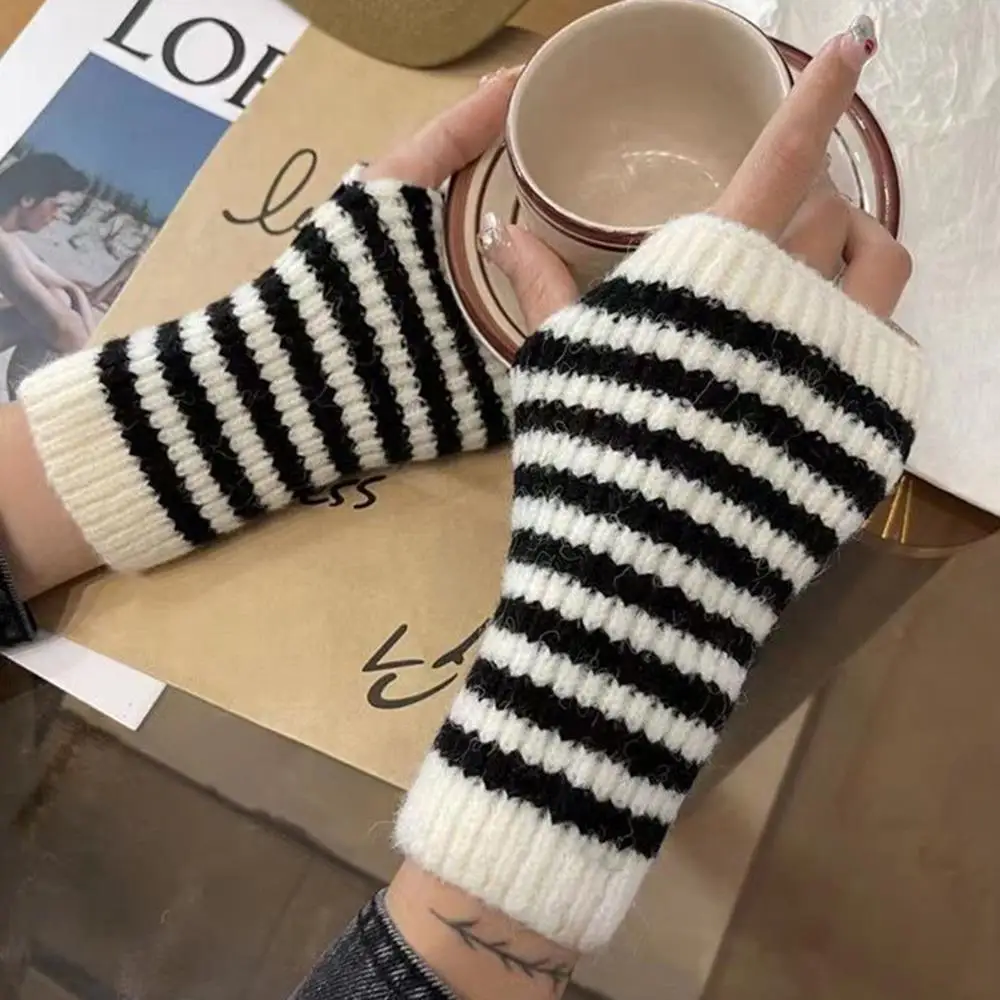 Рисунок 4 - Полосатые вязаные нарукавники