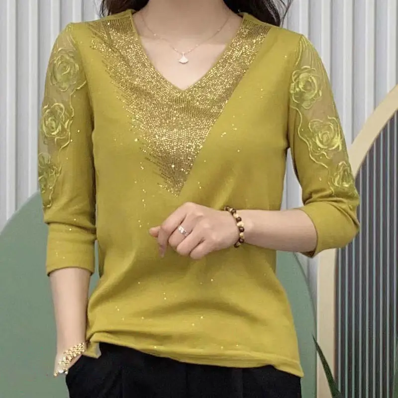 Damenbekleidung, sexy Gaze-Bluse, elegante Spitze, aushöhlen, Frühling und Herbst, schicke Diamanten, Pailletten, modisches V-Ausschnitt, 3/4-Ärmel-Shirt