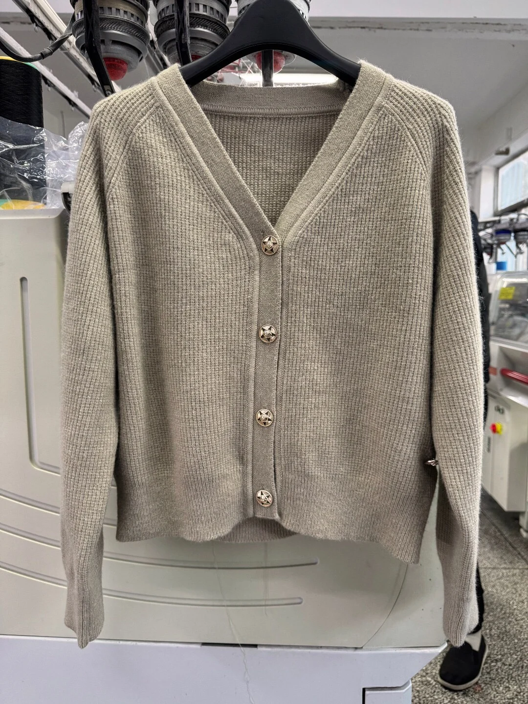 패셔너블한 니트 울 브이넥 가디건 한국 스타일 출퇴근용 다용도 가을 겨울 여성용 루즈핏 긴팔 스웨터