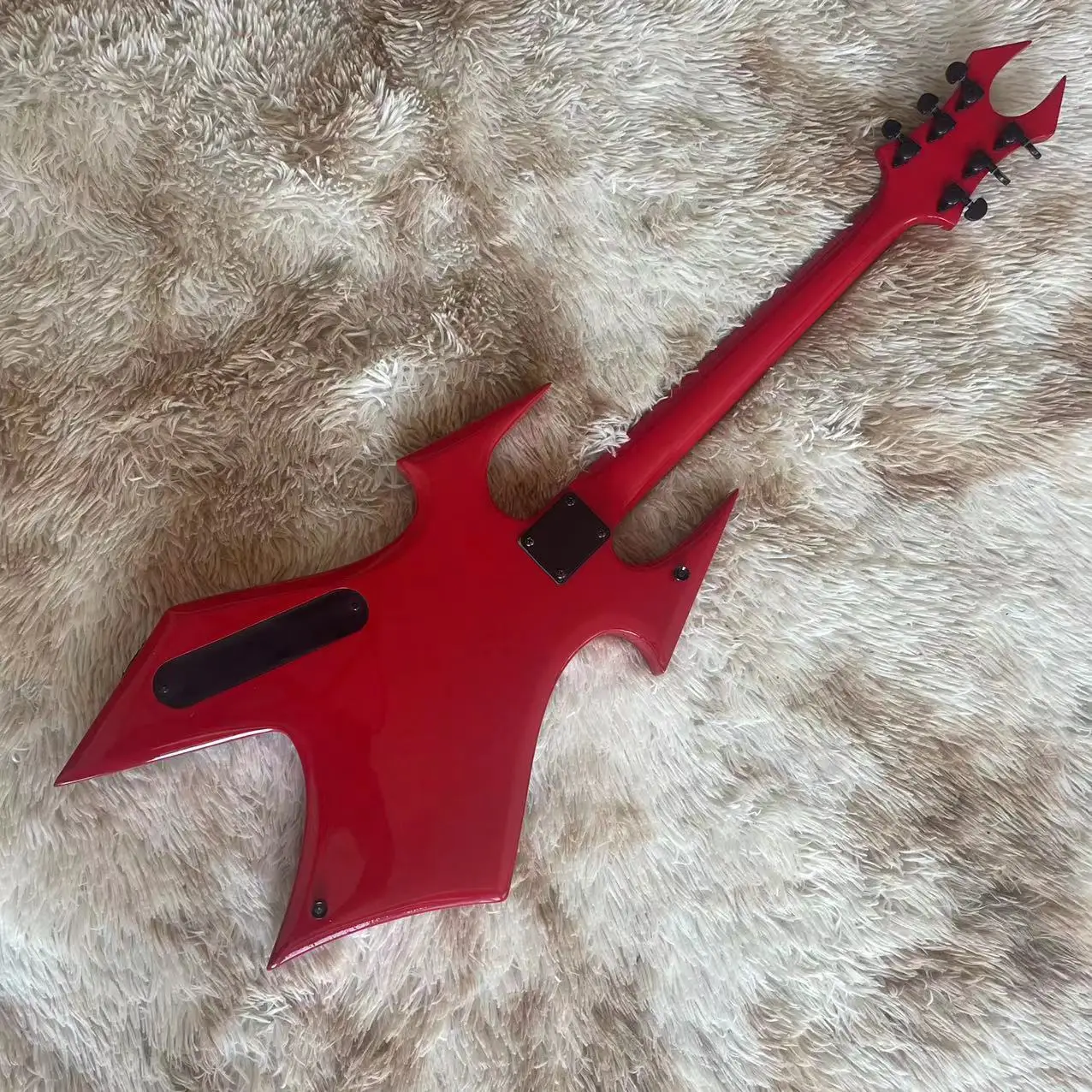 Heterogeneous split electric guitar, red high gloss body, black accessories, real shipping pictures, can be modified and customi