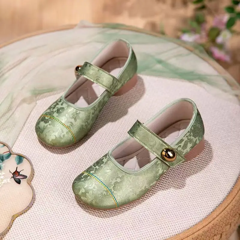 Zapatos Cheongsam de seda de tacón bajo para mujer, novedad de verano, estilo étnico, punta redonda, hebilla, correa, zapatos Hanfu de alta calidad, zapatos desnudos