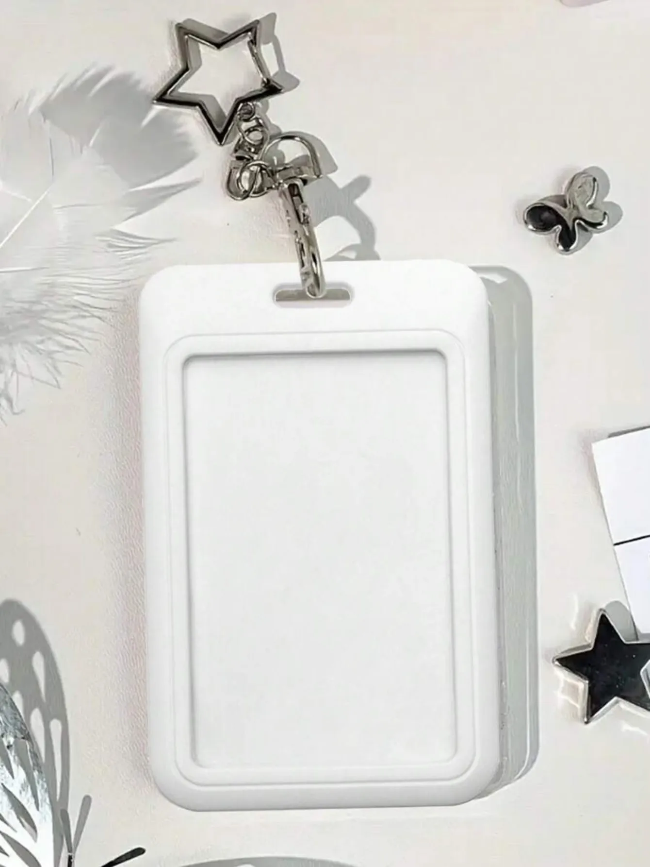 Dieser Kartenhalter mit einem sternförmigen Anhänger kann als Taschenanhänger oder Schlüsselanhänger verwendet werden. Es kann Ausweiskarten, Promi-Karten – Detail 6