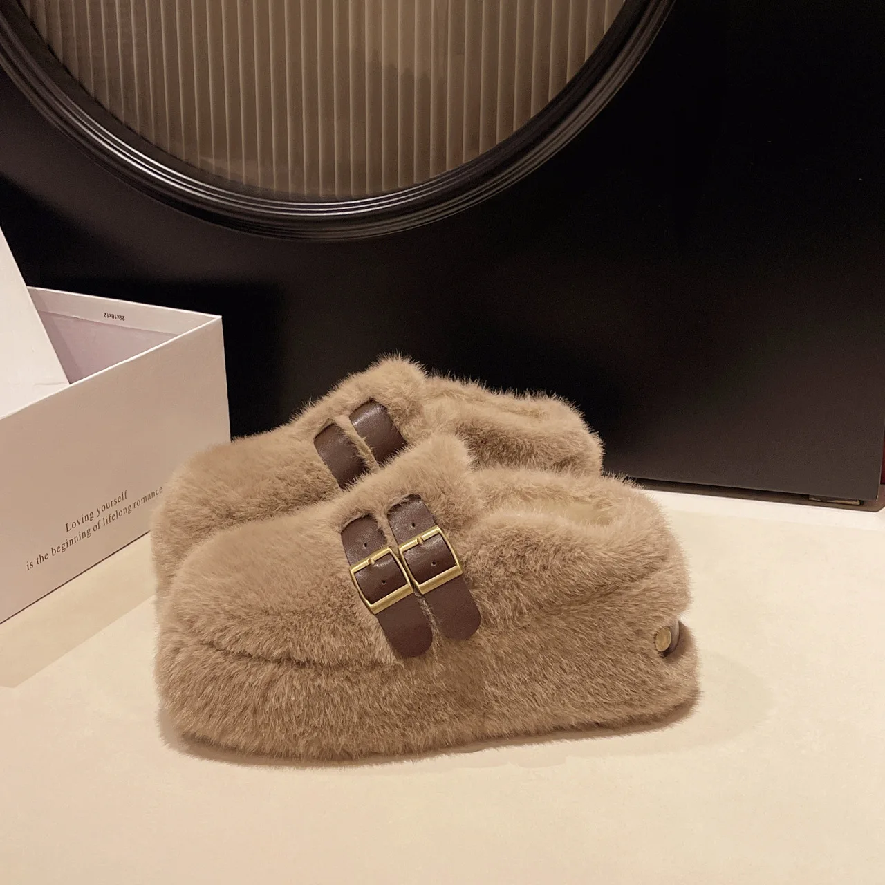 Pantoufles moelleuses à fond épais, vêtements d'extérieur en velours à une pédale, petites pantoufles en coton augmentant la hauteur, automne et hiver