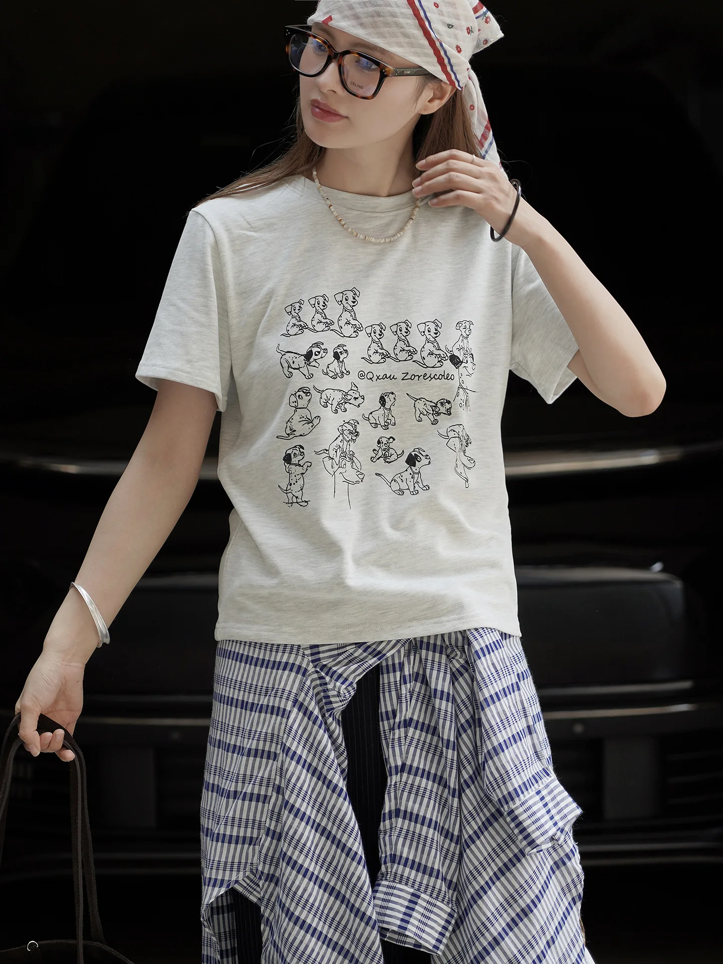 T-shirt a maniche corte stampata con cucciolo alla moda, top vivace e che riduce l'età, comodo e delicato sulla pelle per le donne