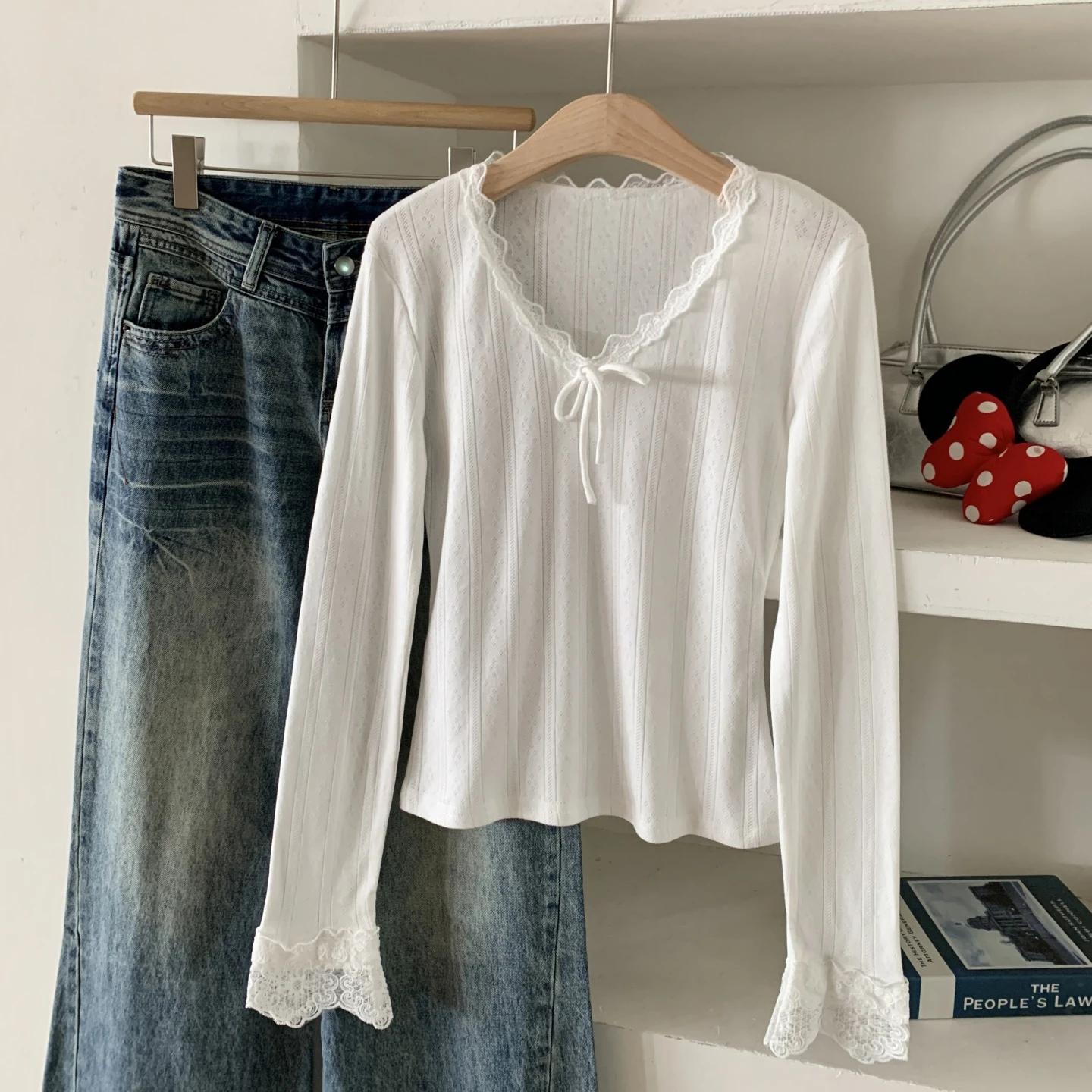 

Женская белая футболка, элегантный кружевной пуловер с v-образным вырезом и бантами, длинными рукавами, мягкая футболка, женская весенне-осенняя универсальная простая нижняя рубашка