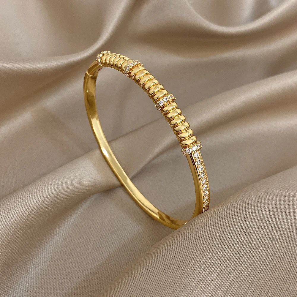 

Retro Smooth Surface Round Gold Plated Bracelet for Women Luxury Shining Zircon Geometric Open Spring Buckle Bangle Jewelry