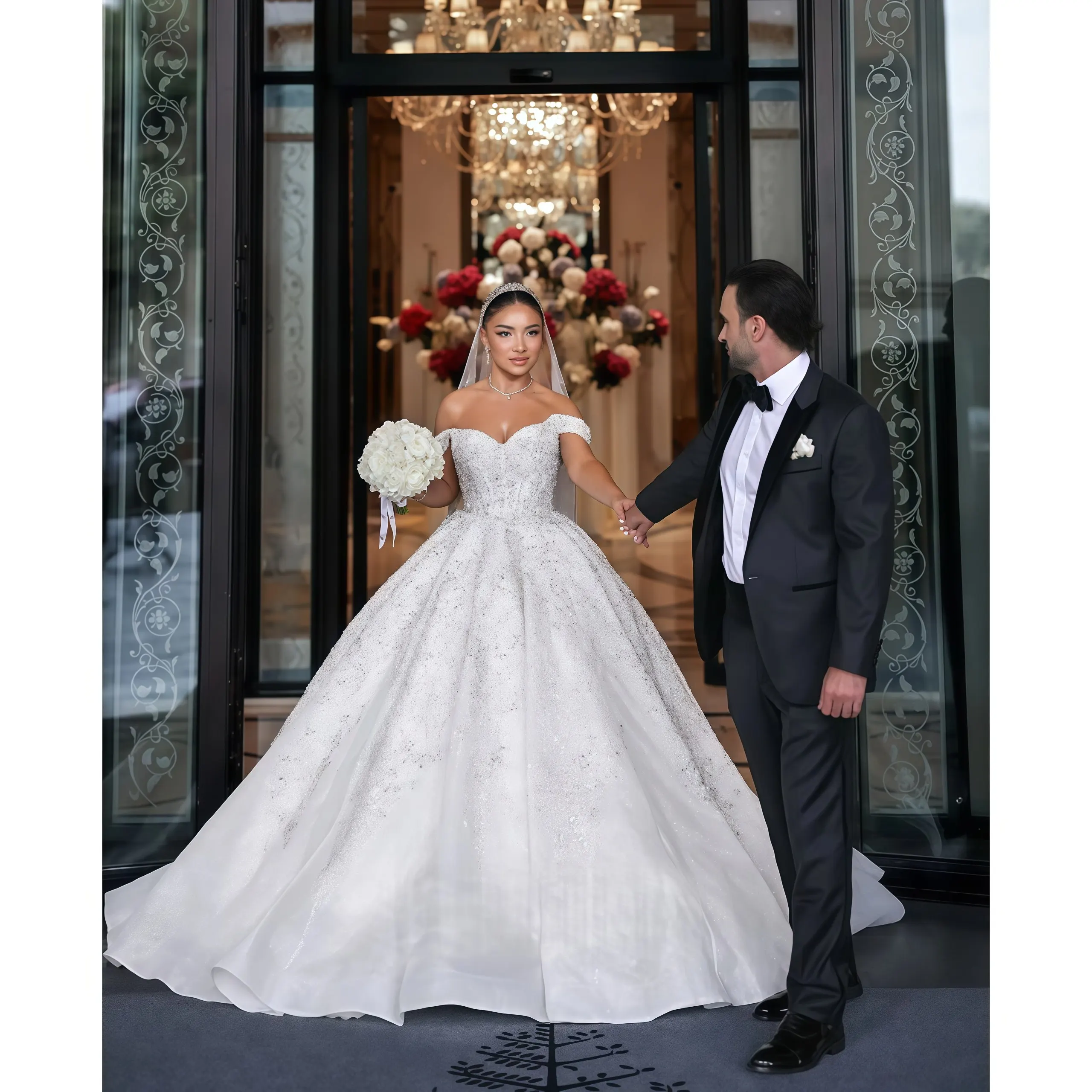 Maßgeschneidertes, exquisites, glänzendes, schulterfreies Ballkleid-Hochzeitskleid mit Spitze, Perlen und Perlenapplikationen