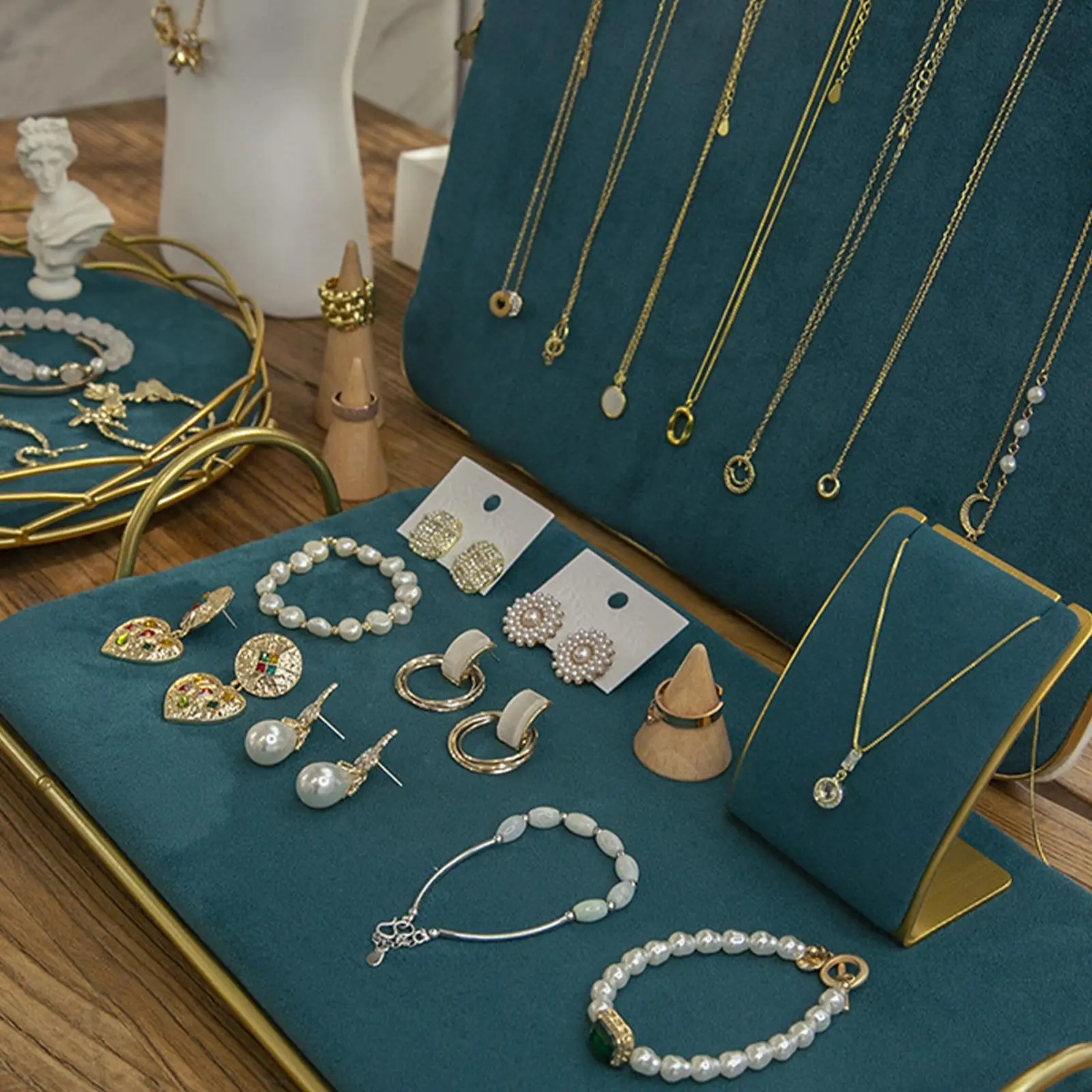 حامل عرض المجوهرات، حامل قلادة مزخرف