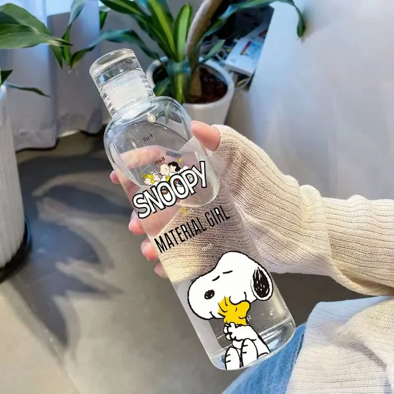 500ML Nowa butelka na wodę Snoopy Sportowy kubek na wodę Anime Duża pojemność Przenośne plastikowe kubki Szkolny kubek na wodę dla dzieci Motywacyjny kubek