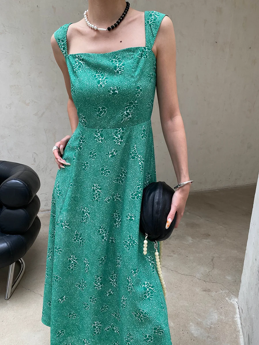 Sommerliches Damenkleid im französischen Retro-Stil mit eckigem Ausschnitt, tailliertem Schnitt und schlank machendem Blumenmuster. – Detail 3
