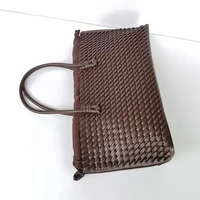 new niche commuting woven hand-held shoulder bag, fashionable and versatile, super large capacity tote bag - Image 5