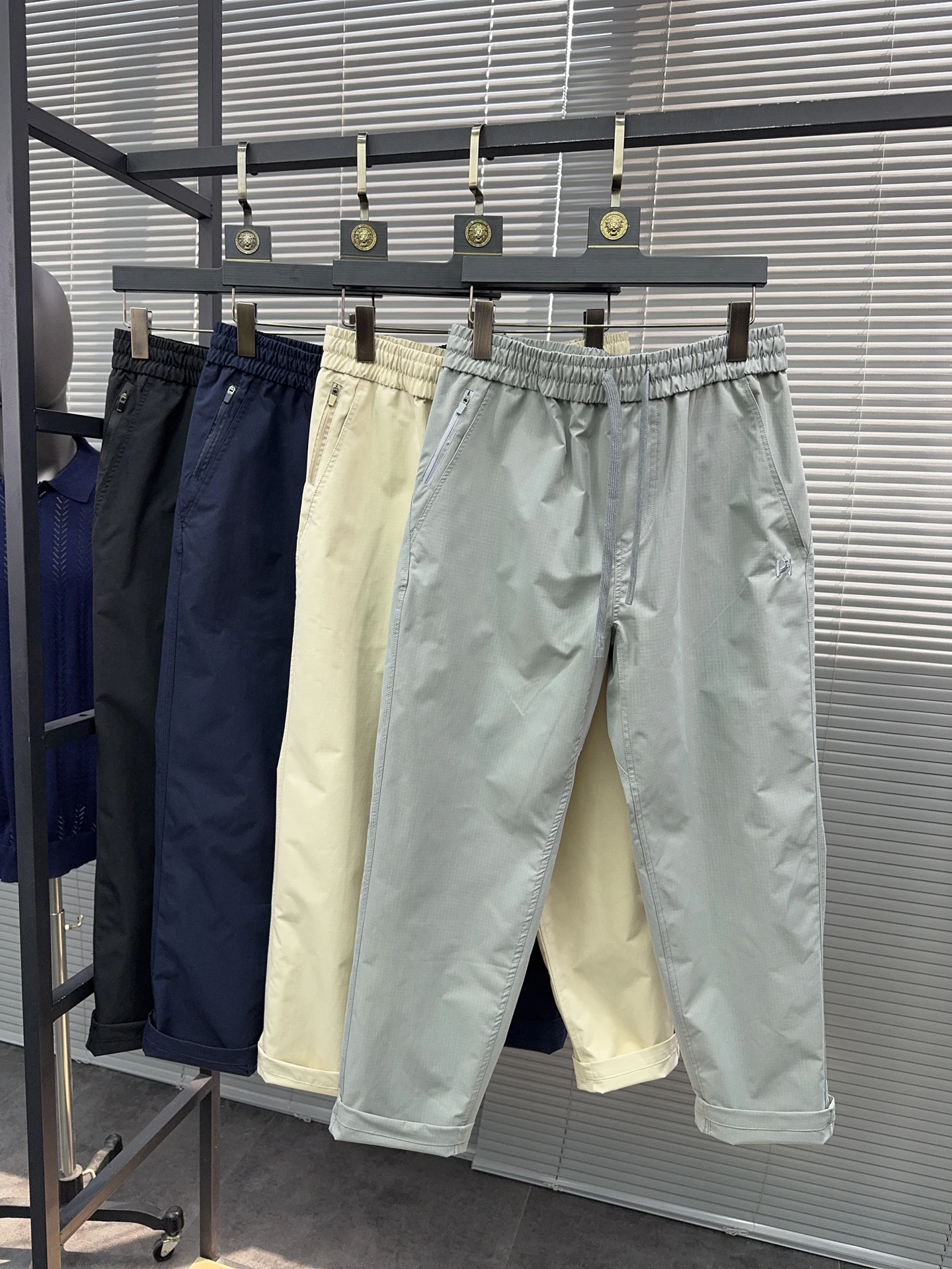 

Qui Dry Outdoor Functionali Summer Casual Pants Lightweight Breathable Cool Feeling Embroidered Straight Leg Men's Trousers