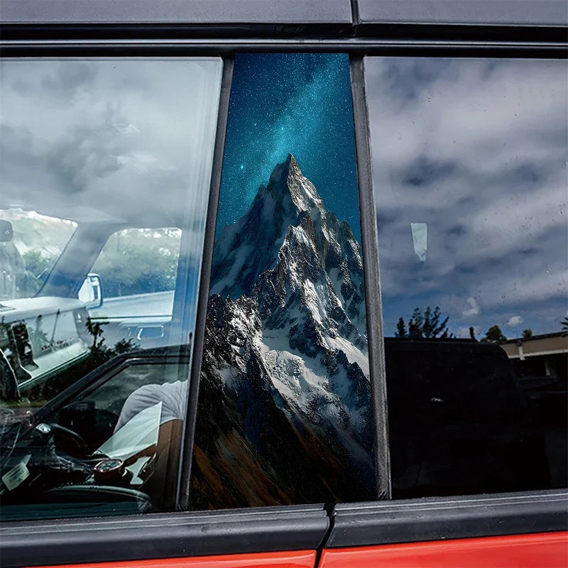 

2 штуки автомобильных наклеек на B-стойку, защитная пленка «Снежные горы и Звездная ночь», пленка из ПВХ-материала.