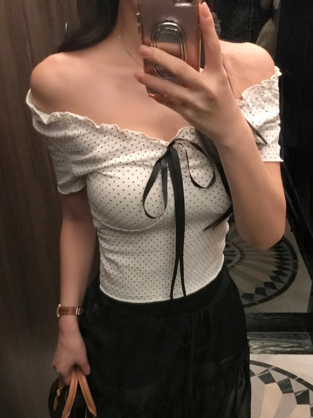 تي شيرت مثير برقبة على شكل حرف v مكشوف الأكتاف للسيدات نمط حلو وحار مكشوف الكتف قمة نسائية عرقية صينية عصرية