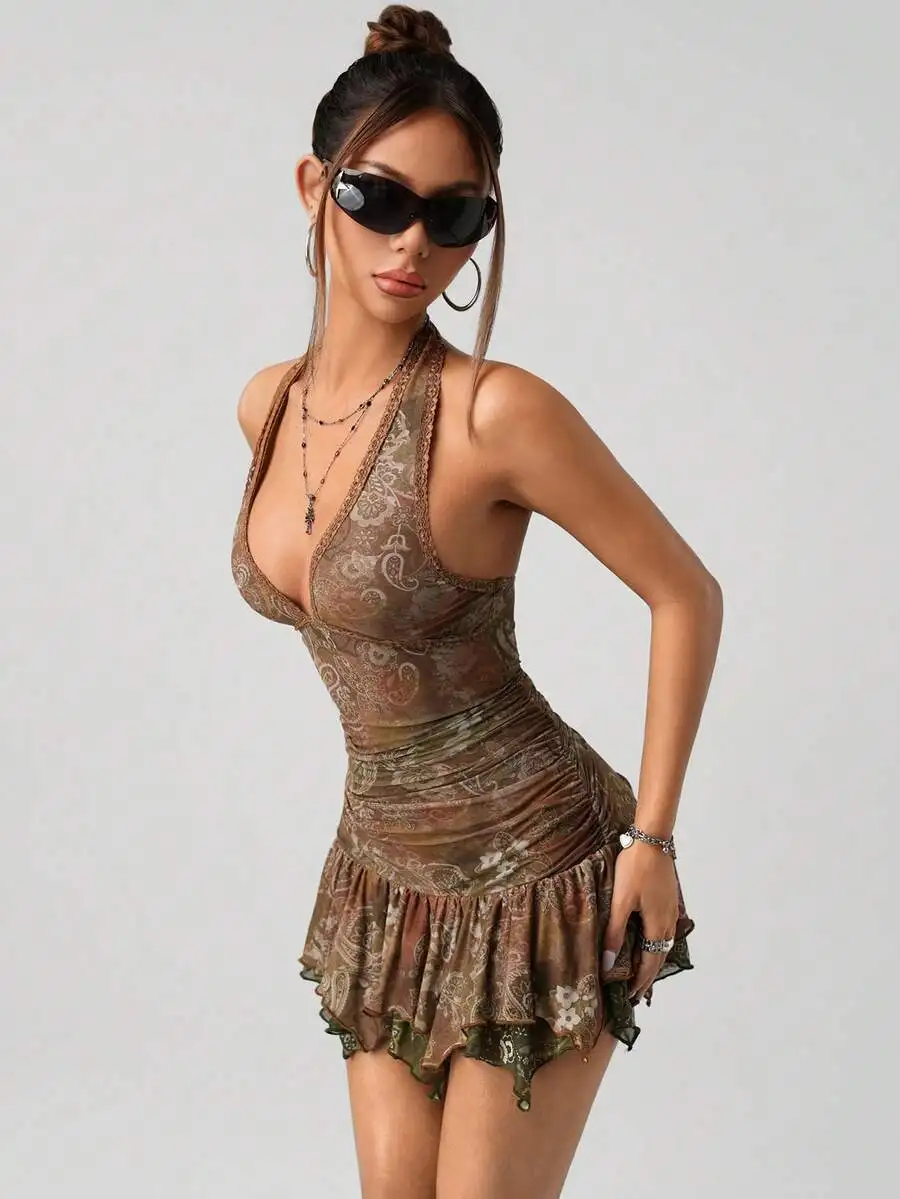 

Коричневое мини-платье с принтом пейсли, завязками на шее, драпировкой на талии и оборками по низу