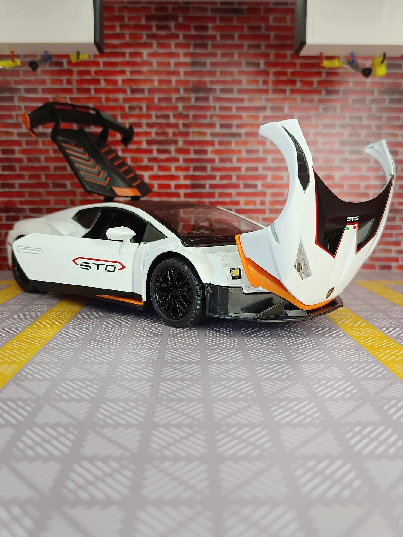 

1:24 STO Alloy Sports Car Model Diecast Sound Light Mini Car Toys Lifting Tail Children Gifts Car Model