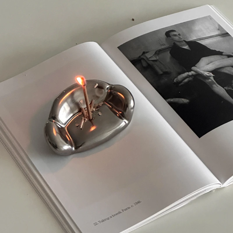 

Nordic Ins style strawberry sofa ceramic aromatherapy ornament cartoon hand-painted fragrance plug home mini cute decoration