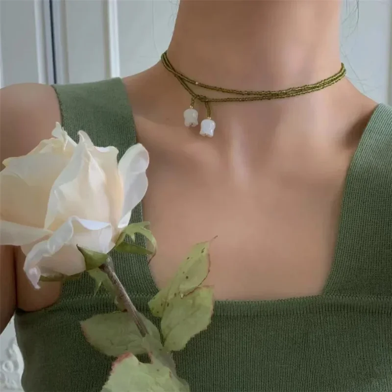 Collana da donna con perline di vetro verde oliva collana con ciondolo a forma di orchidea con campana bianca che indossa una catena di maglioni lunghi etnici regalo di gioielli romantici