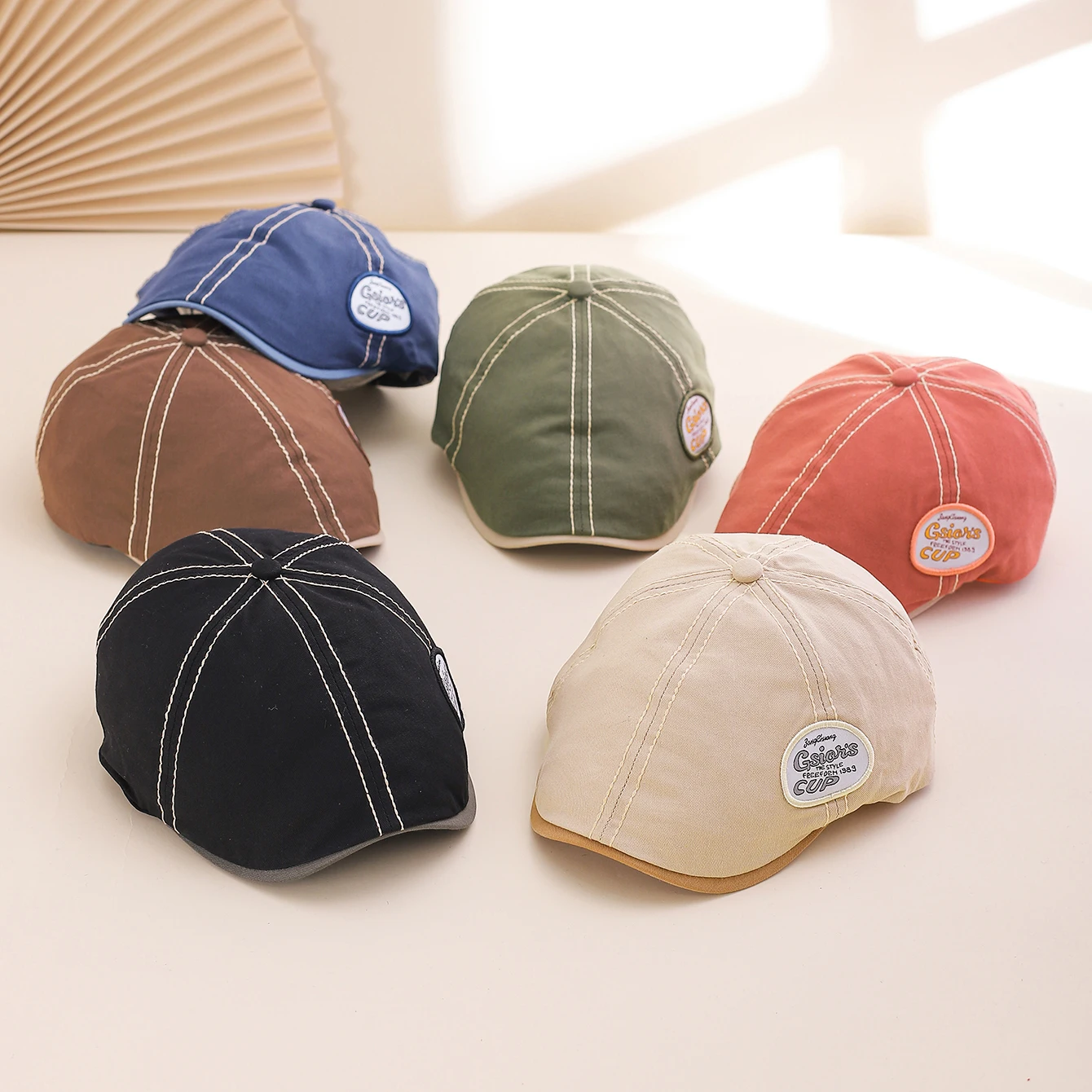 Grenzüberschreitende bestickte Damenmütze, Retro Zweifarbige Buchstaben-Flatcap, Modische, schlichte und vielseitige Mütze, für Outdoor und Reisen
