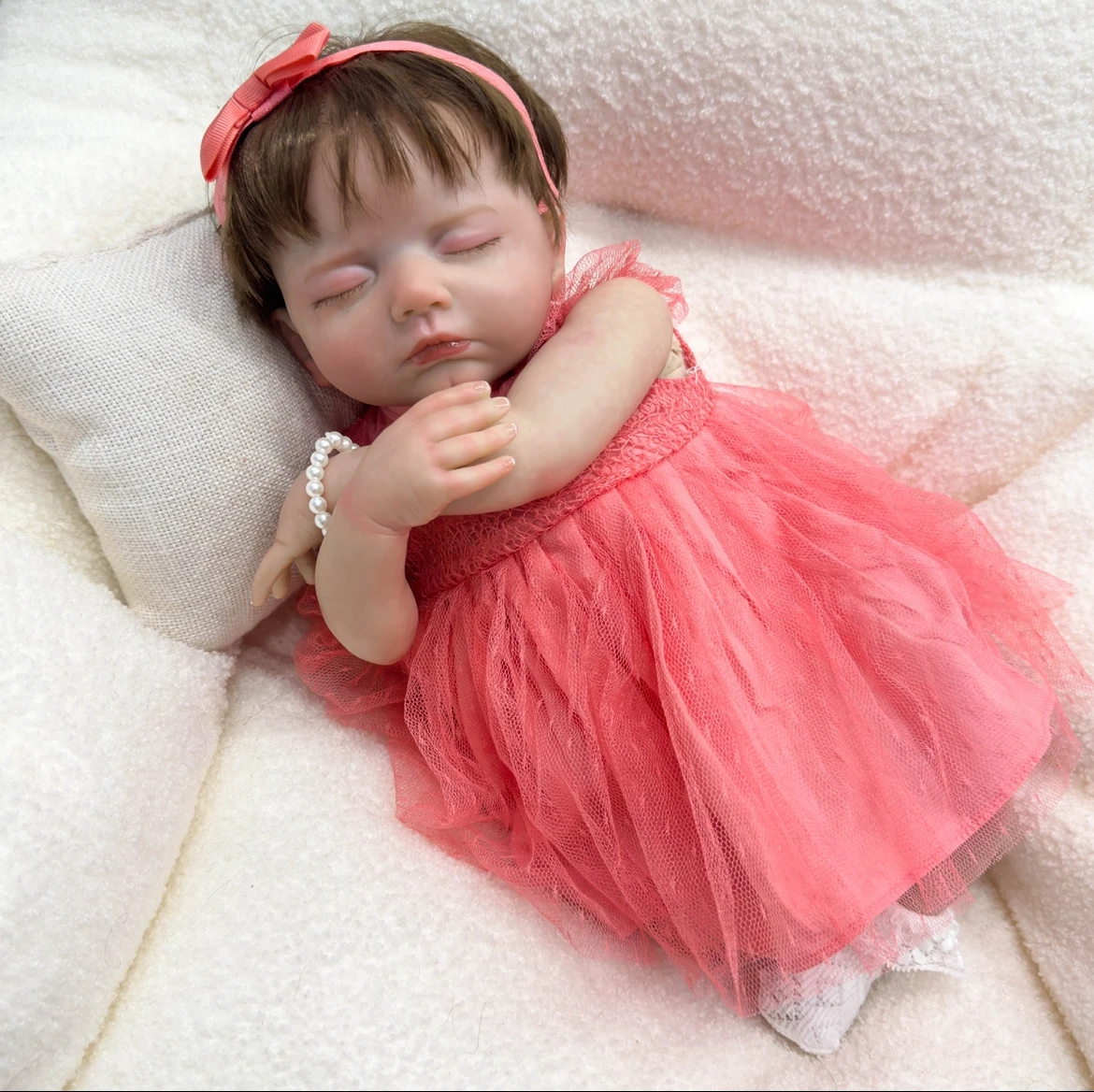 평화로운 수면 표현을 갖춘 실물 같은 20" 사라 다시 태어난 인형 수제 패션 컬렉션 어린이를 위한 완벽한 크리스마스 선물