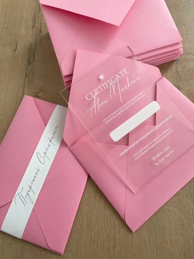 Diseño de certificado de regalo personalizado con tarjetas transparentes estéticas para peluquería de uñas y sobre elegante invitación de boda