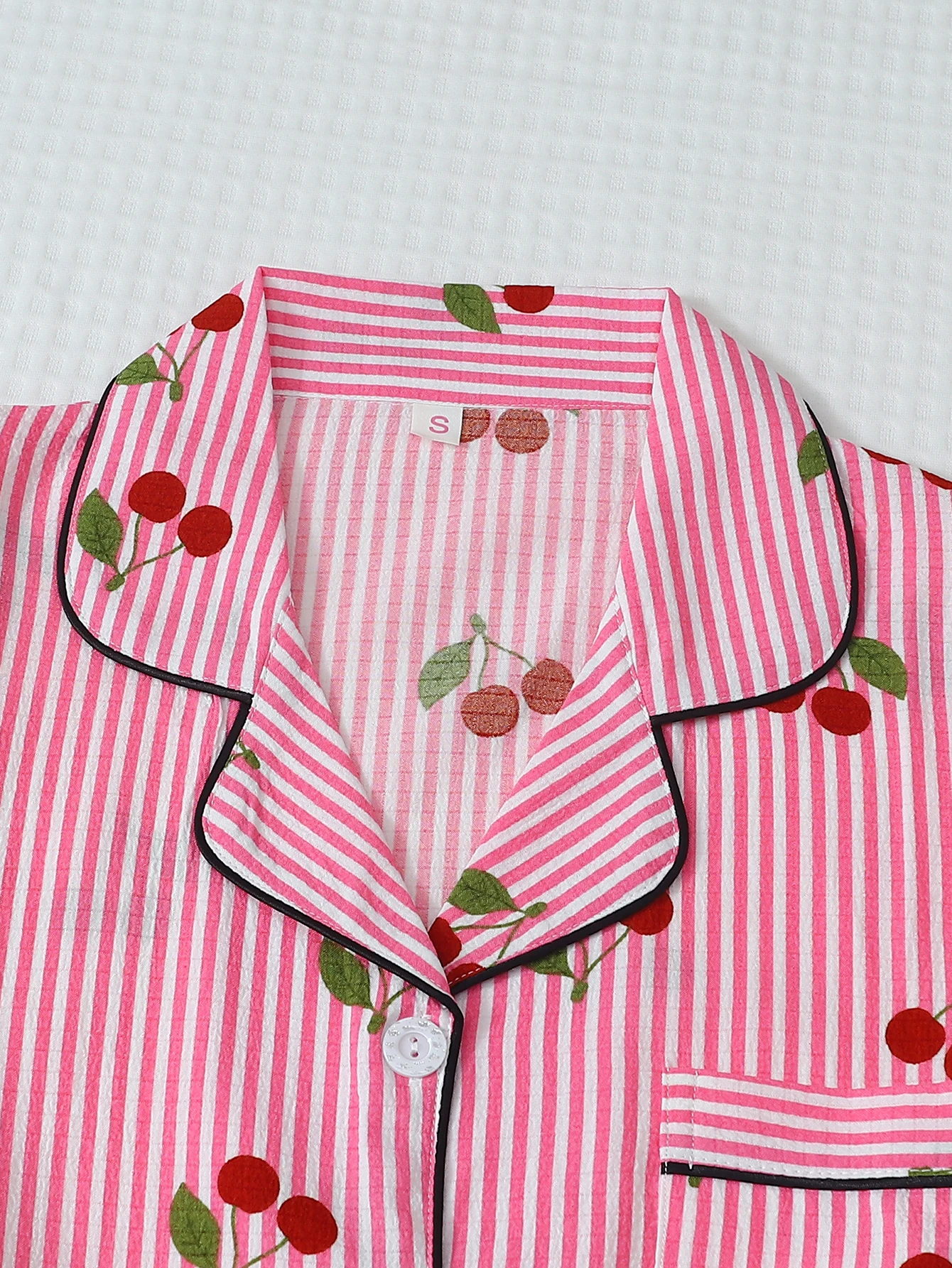 ツーピースの快適なピンクと白のストライプのチェリープリントのラペルボタンアップトップと蝶結びのロングパンツの女性用パジャマラウンジウェアセットは、家庭での使用に適しています。