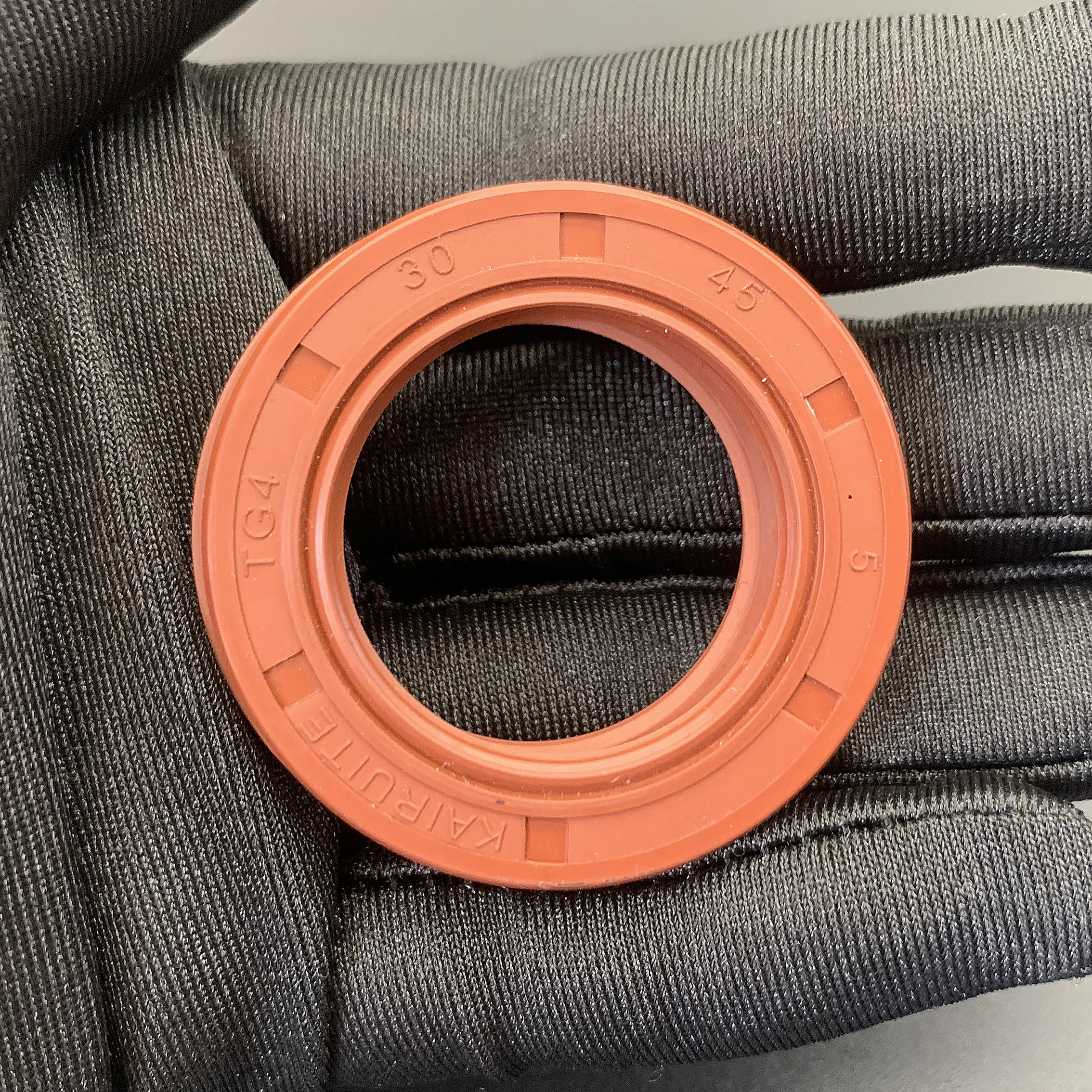 Seal ring berbahan fluororubber TG4, rangka/selempang oli, diameter dalam (ID) 25mm, diameter luar (OD) 32mm~62mm, bentuk bibir, seal berputar, tahan penuaan dan tahan ozon, berbahan FKM