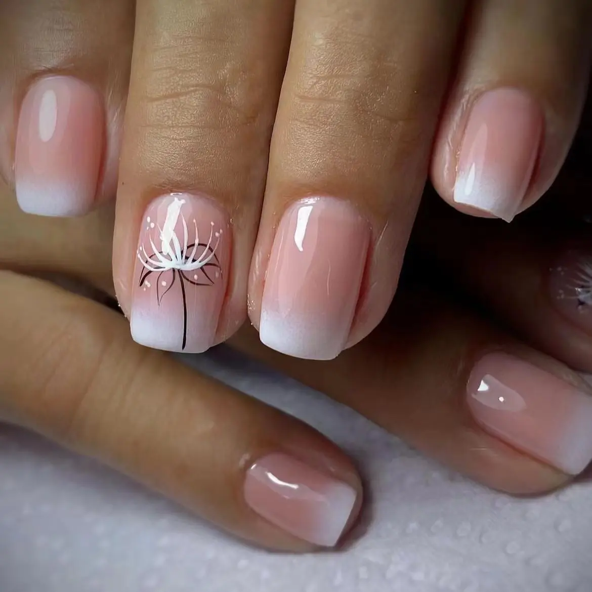 

24pcs Simple Gradient White Tip Fake Nail Short Square Press on Nails with Flower Design False Nail Art Simple Wearable Manicure