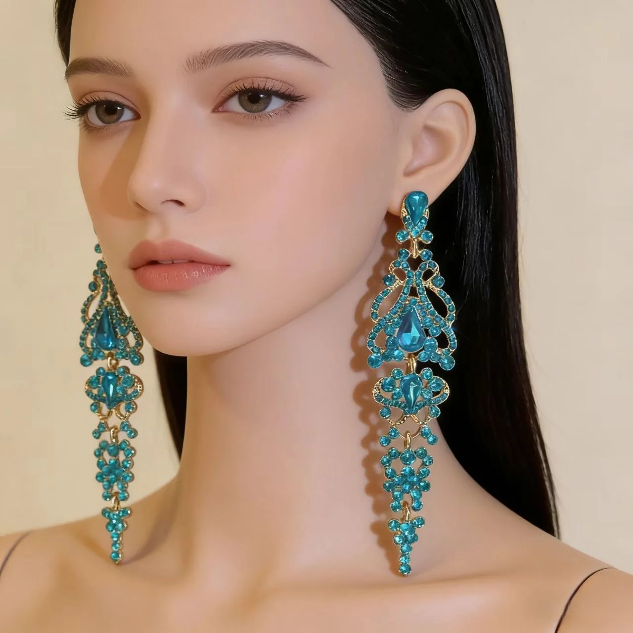 A pair of new women's full diamond fashionable earrings with long tassels and exaggerated water droplets earrings, elegant and l