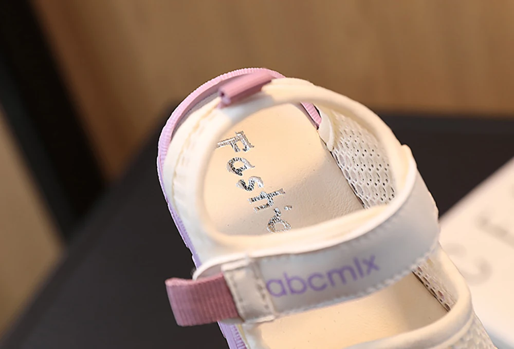 صنادل شبكية صيفية عصرية للفتيات مريحة ومضادة للانزلاق صنادل منعشة للرضع قابلة للتنفس أحذية أطفال صغار أحذية صيفية