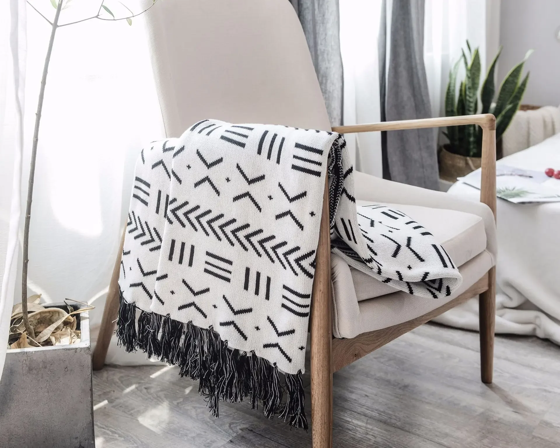Modern Simple Geometric Decor Throw Blanket Personalized 100% Cotton Knitted Sofa Bed Hotel Blanket Black and White